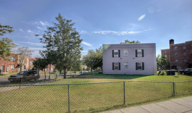 Building Photo - 928 19th St NE