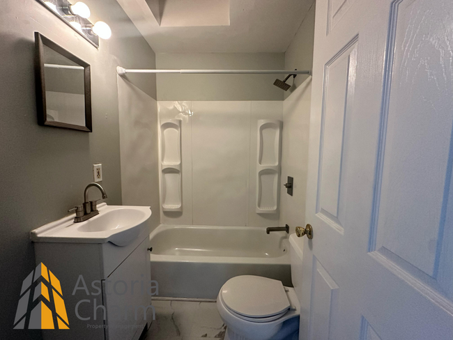 Building Photo - Updated 3 bedroom 1 bath Rowhome with Fenc...