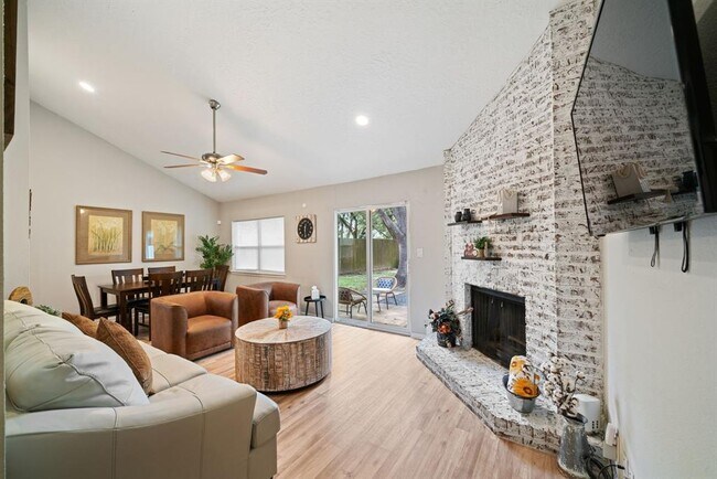 Building Photo - 2523 Village Oak Dr.