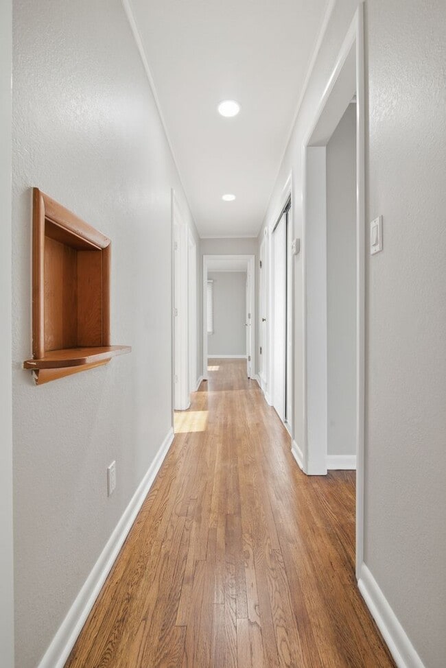 Building Photo - 3 bed/1 bath remodel within walking distance of Brookside