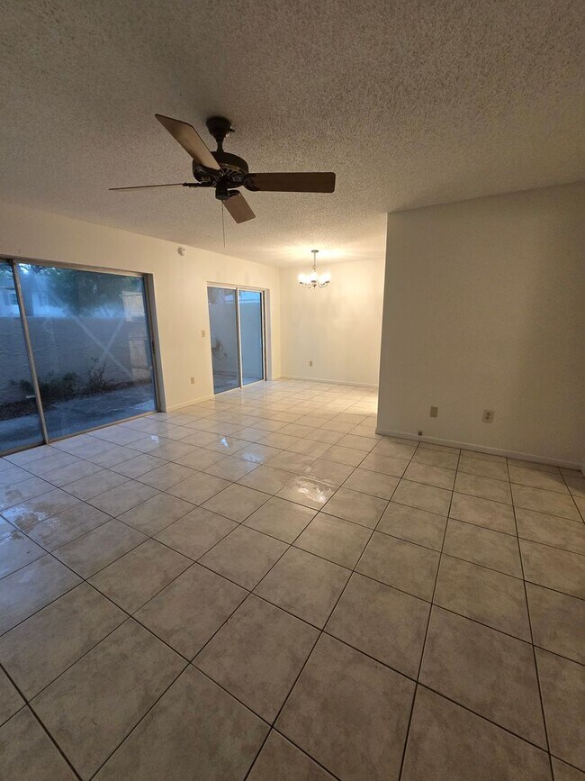 Building Photo - Two Bedroom Condo close to USF