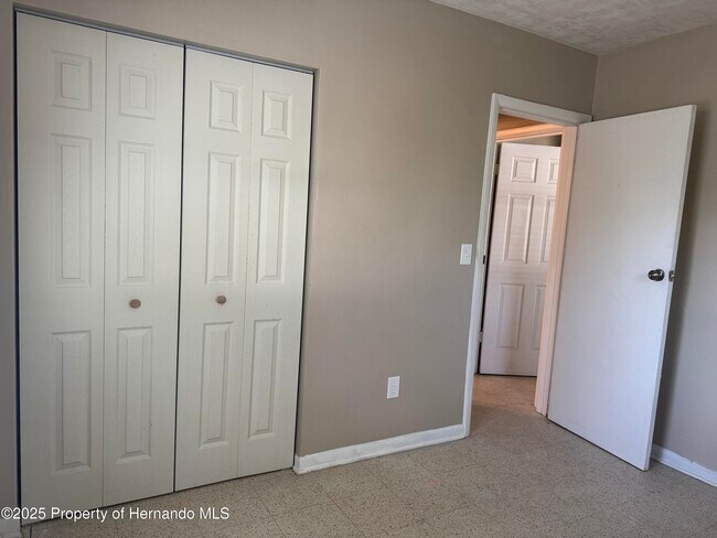 Building Photo - 6315 Treehaven Dr