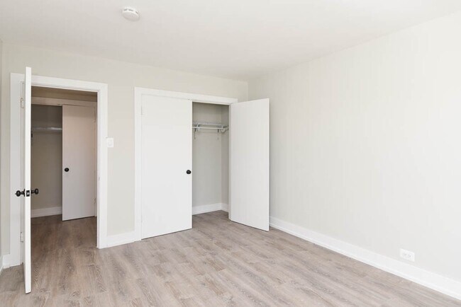 Building Photo - 450 W Wellington Ave