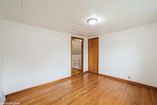 Building Photo - 1282 River Dr