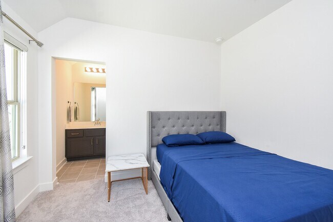 Building Photo - 823 Sarasota Shore Dr