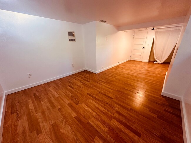 Building Photo - Charming 1-Bedroom in South Seattle