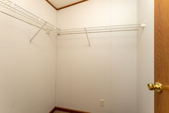 Building Photo - MOVE IN SPECIAL!! Charming Home on a Spaci...