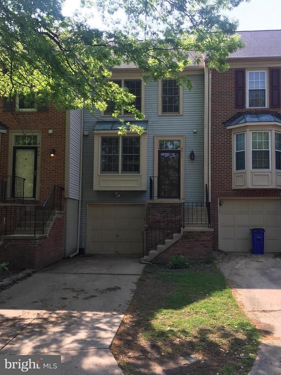Building Photo - 8911 Oakwood Way