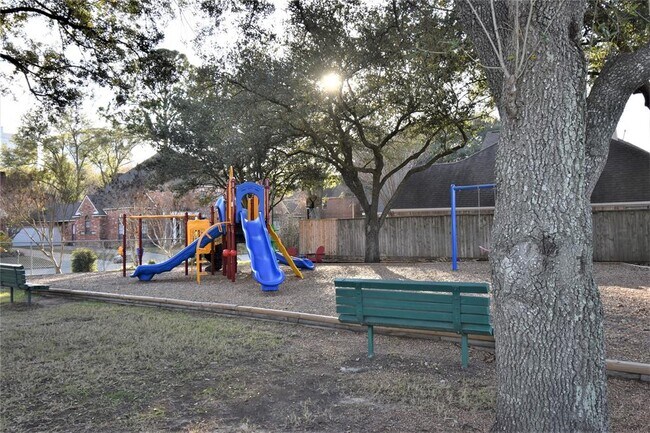 Building Photo - 1323 W Forest Dr