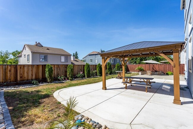 Building Photo - Gorgeous 4 Bedroom with SOLAR in Shadow Lakes!