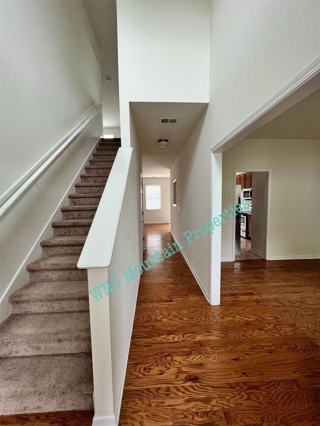 Building Photo - 224 E Hiawassee Rd