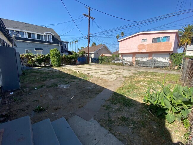 Building Photo - 4216 Woodlawn Ave