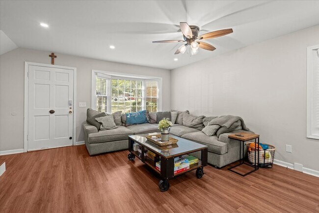 Building Photo - 541 N White St