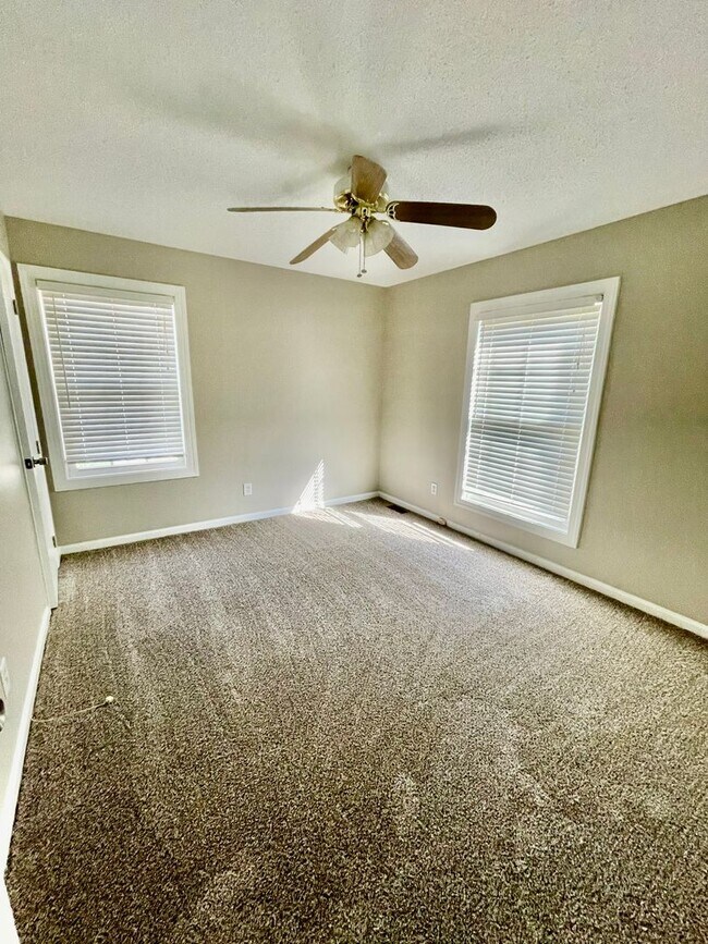 Building Photo - Welcome to view, a charming 4-bedroom, 2-bathroom home located in the heart of Charlotte, NC.