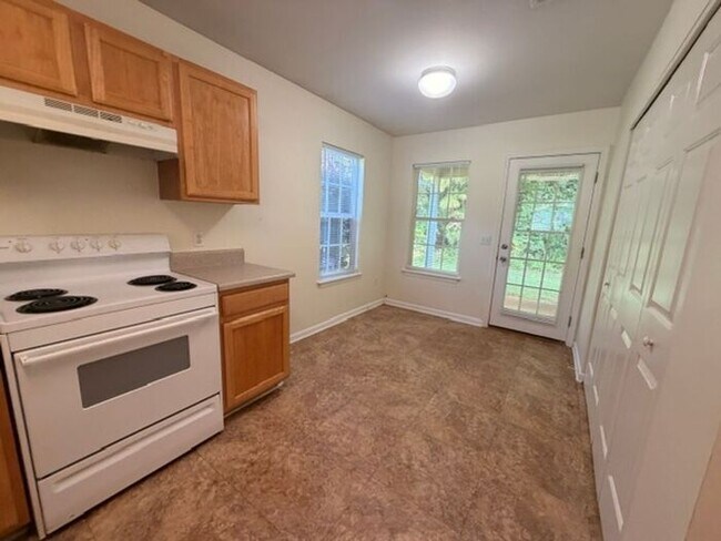 Building Photo - Beautiful and spacious! Ready for move in!