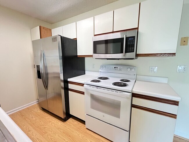 Building Photo - First Floor, Unfurnished, 3 Bedroom, 2 Bath Condo with Screened-in Back Patio!
