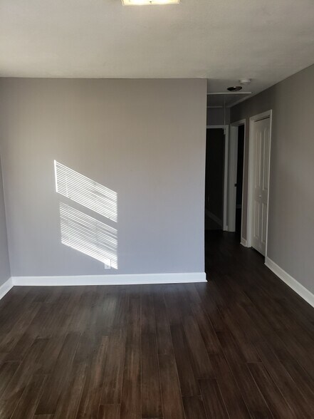Living Room/hallway - 58 Green St