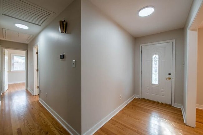 Building Photo - Newly remodeled 3/2.5