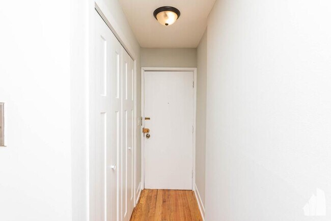 Building Photo - 0 bedroom in Chicago IL 60657