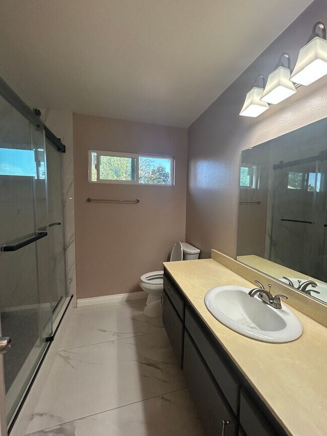 Building Photo - Spacious 4bed/3bath House for rent