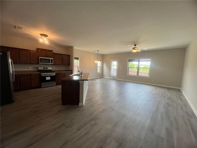 Building Photo - 1053 Sutherland Dr