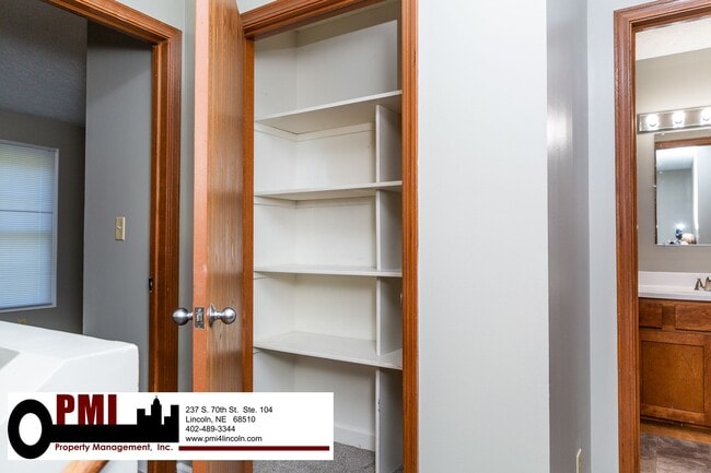 Building Photo - 3 Bedroom and 1.5 bathroom Duplex for rent