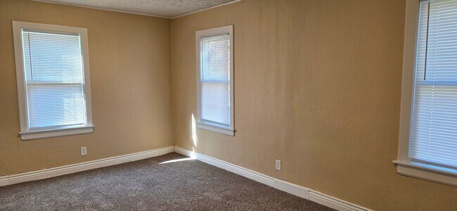 Building Photo - Updated!  2 Bedroom 1 Bath home! $895!