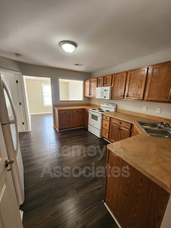 Building Photo - 3802 Falcon Crest Dr