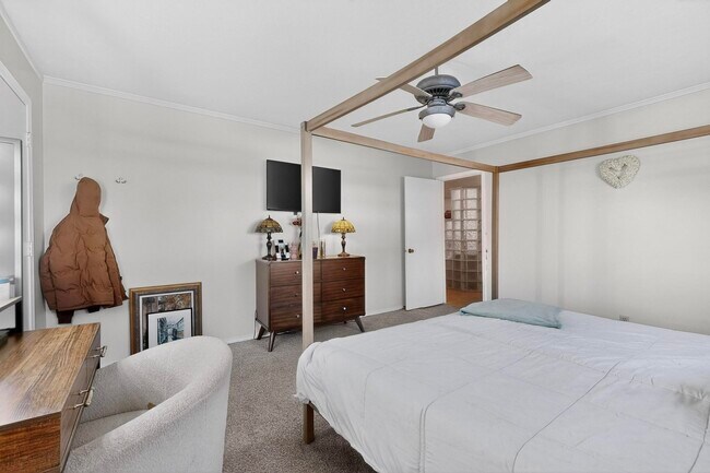 Building Photo - 6500 Martin Ct NE