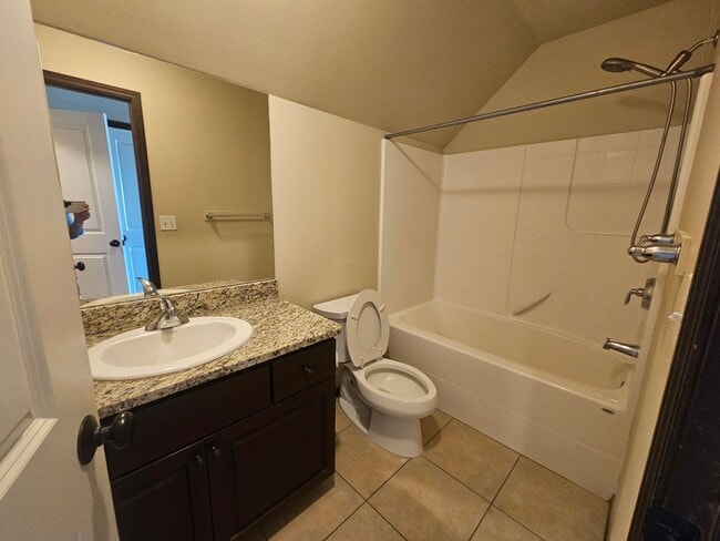 Building Photo - Spacious Home!