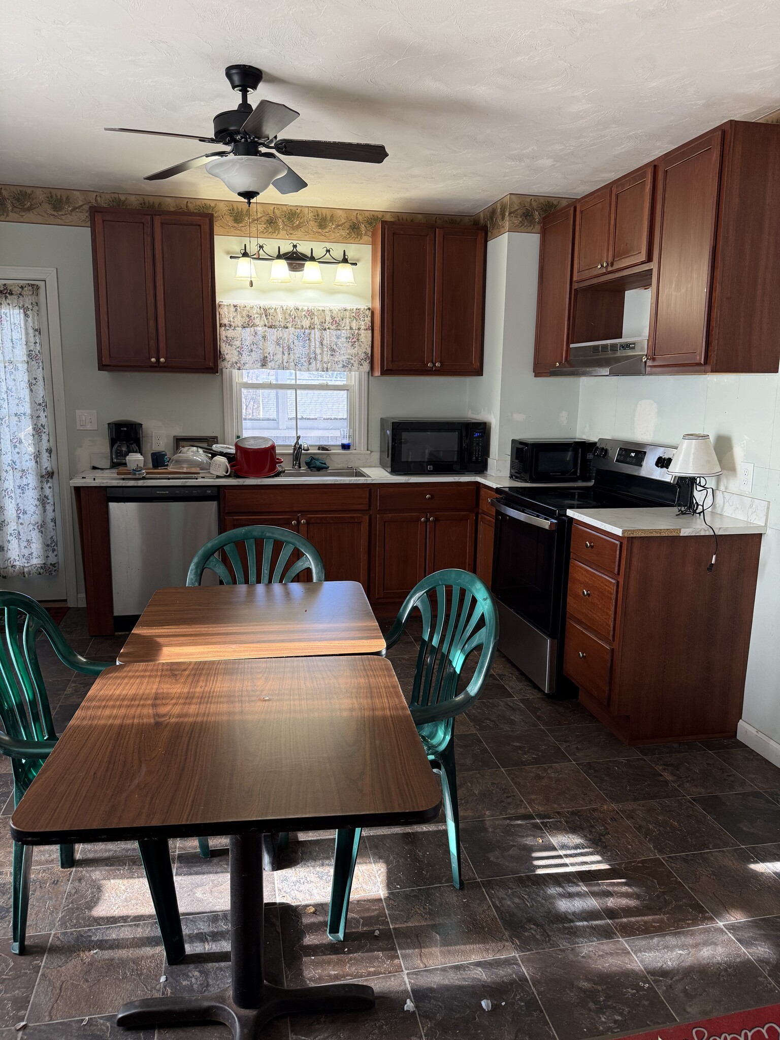 Building Photo - 298 Main St