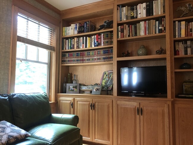 Building Photo - 1140 Roosevelt Trail