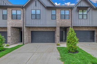 Building Photo - Brand new 4/4.5 Townhome