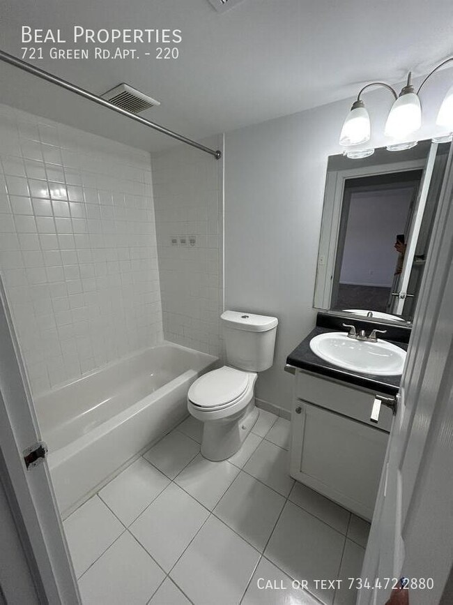 Building Photo - 721 Green Rd