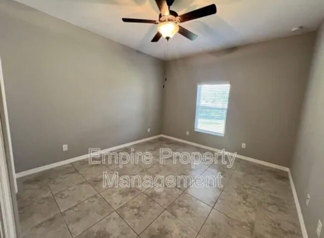 Building Photo - Modern & Spacious 3 Bed, 2 Bath Home in No...