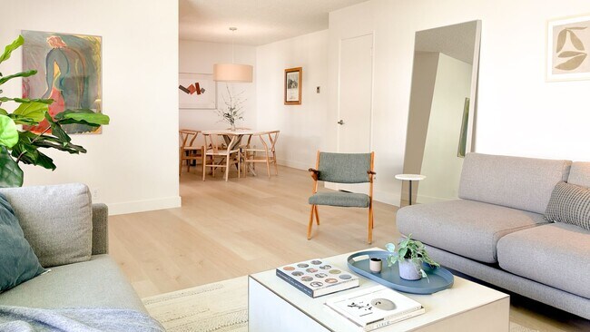 Building Photo - Townhouse Aparts