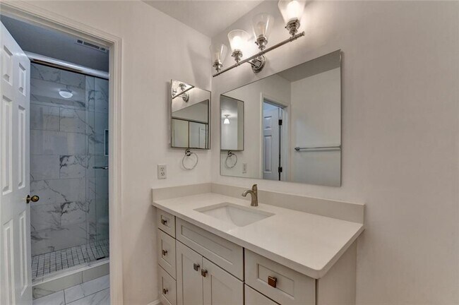 Building Photo - 4101 Pine Heights Dr NE