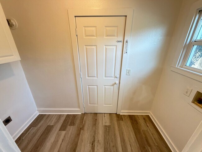 Building Photo - 2 Bed 1 Bath w/ garage & laundry