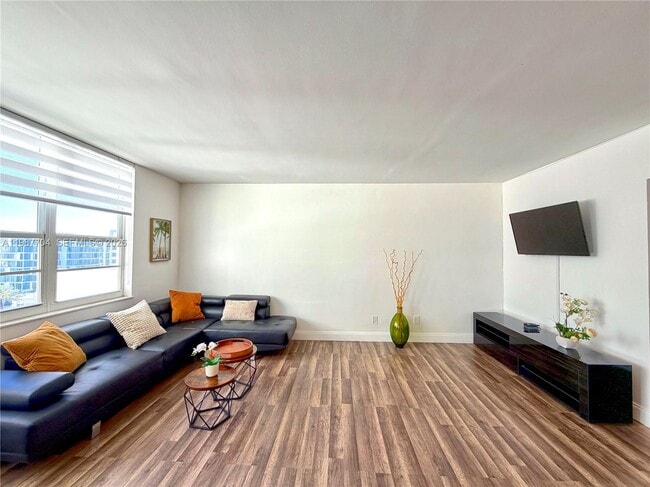 Building Photo - 100 Lincoln Rd