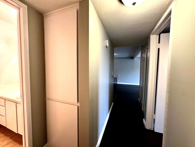 Building Photo - ***MOVE-IN SPECIAL 2 WEEKS FREE RENT***Spa...