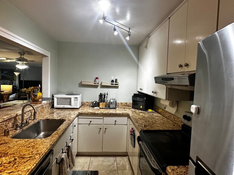 Building Photo - 932 Peninsula Ave