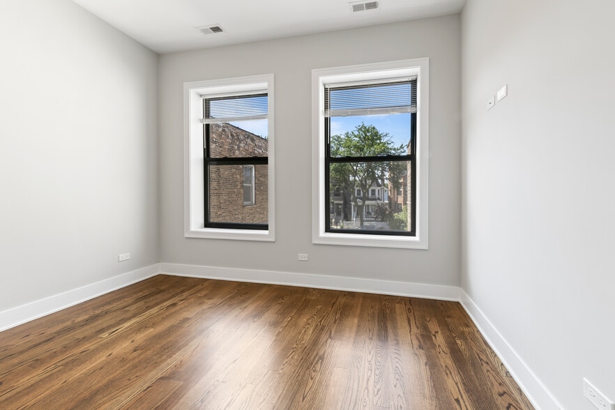 Building Photo - 1472 W Summerdale Ave