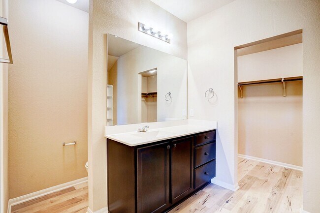 Building Photo - Charming 3BR/2BA Contemporary Home with Lu...