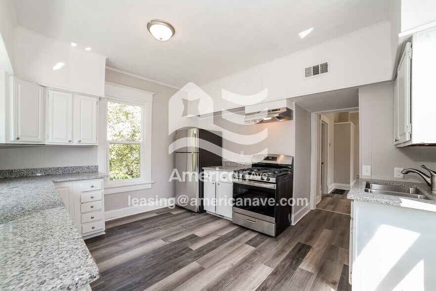 Building Photo - 704 E Gift Ave