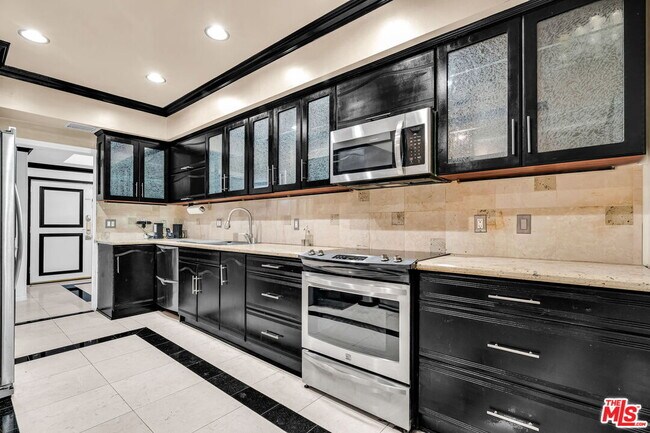 Building Photo - 1124 Kings Rd