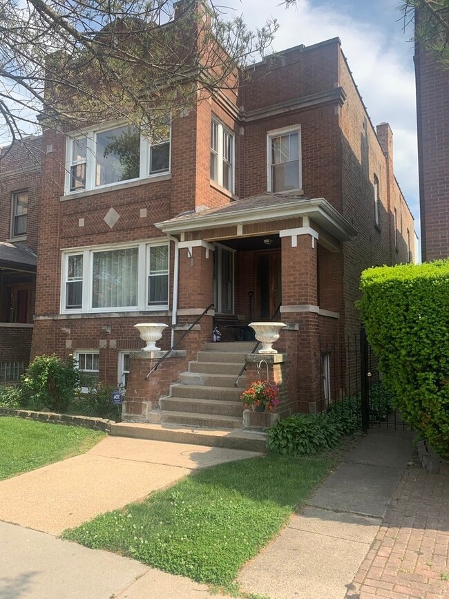 Primary Photo - 4935 W Cornelia Ave