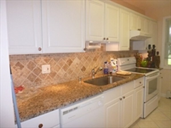 Primary Photo - 1132 W Boylston St
