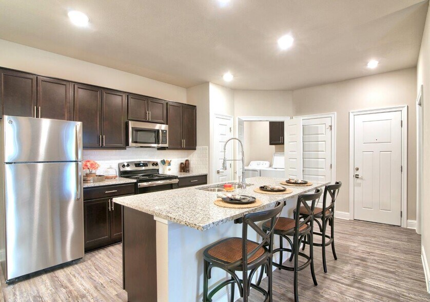Building Photo - Silver Oaks