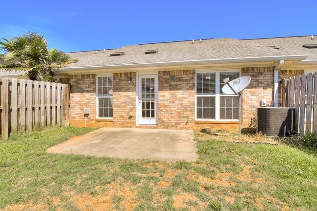 Building Photo - 2 Bed 2 Bath Townhouse Minutes from Ft Gordon