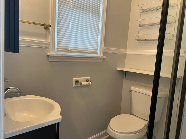 Building Photo - Walk to the Beach - 2 Bedroom, 1 Bath, Unfurnished, 2nd Floor Apartment! Available Now!